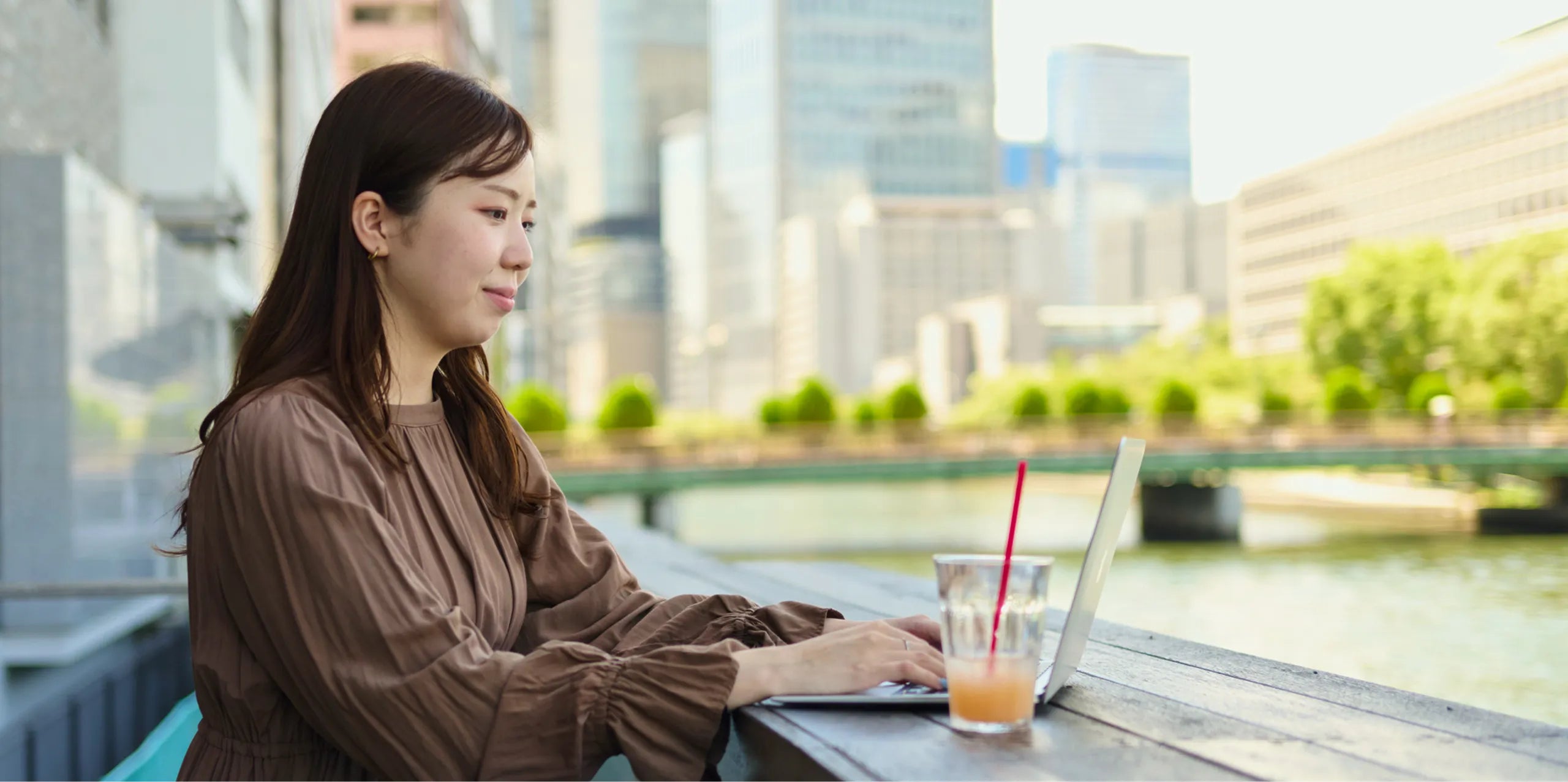 女性がカフェで仕事している様子