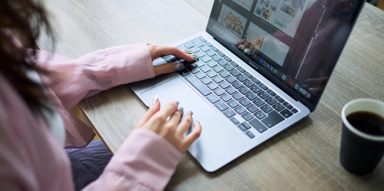 ノートPCでデザインする女性