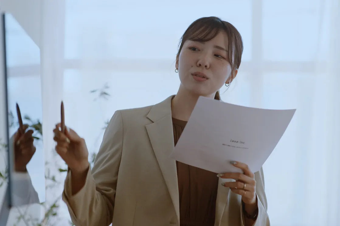 女性がプレゼンしている様子