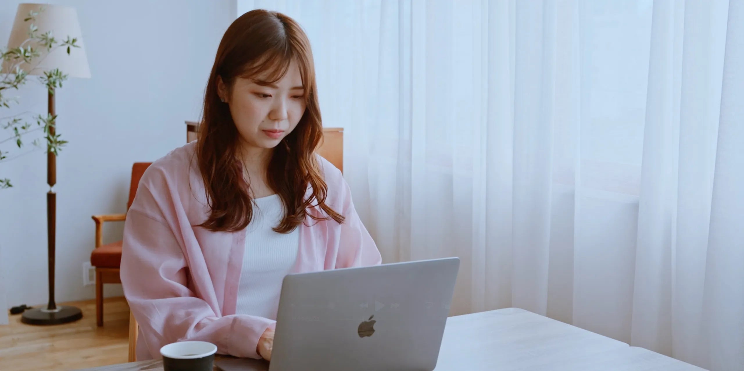 女性が在宅ワークをしている様子