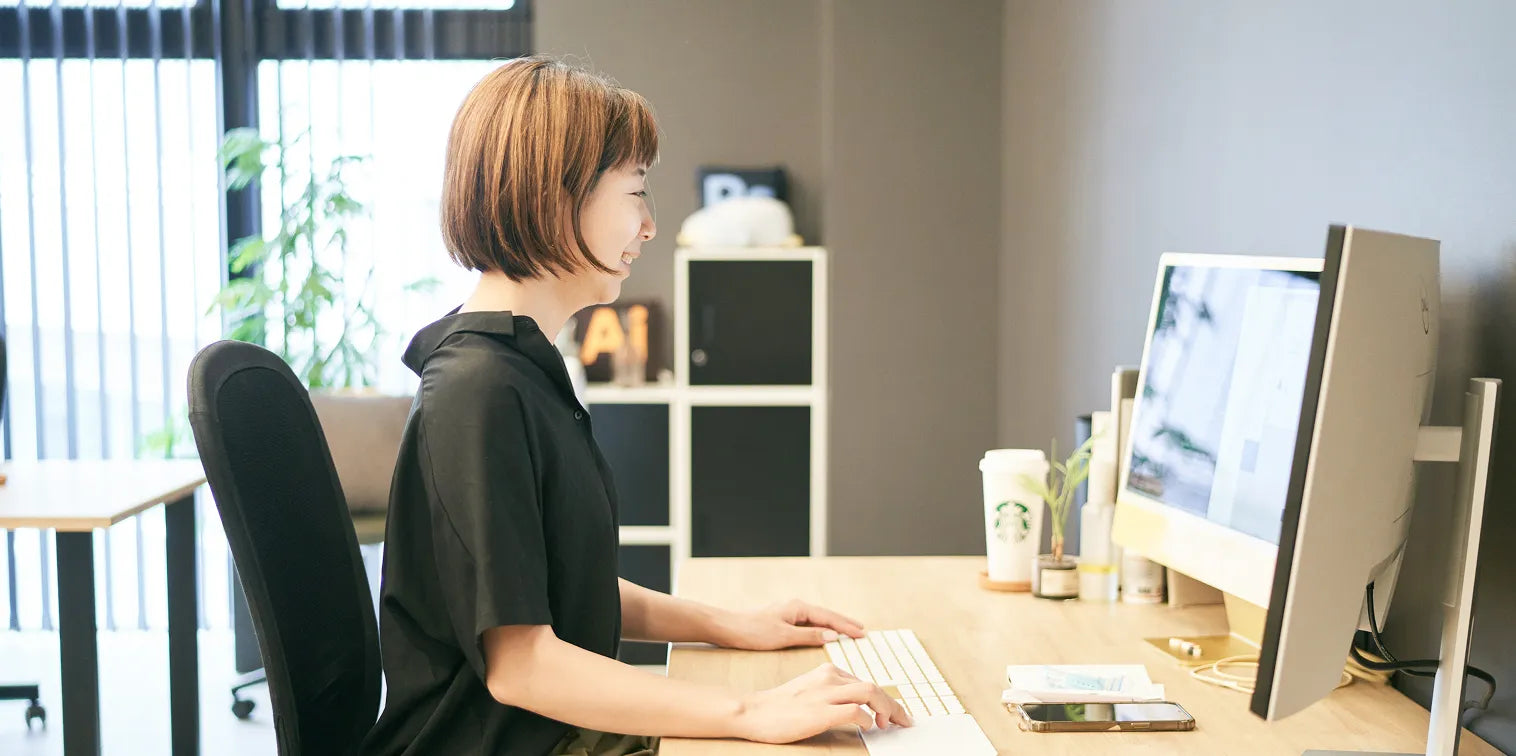 デスクで作業をする女性