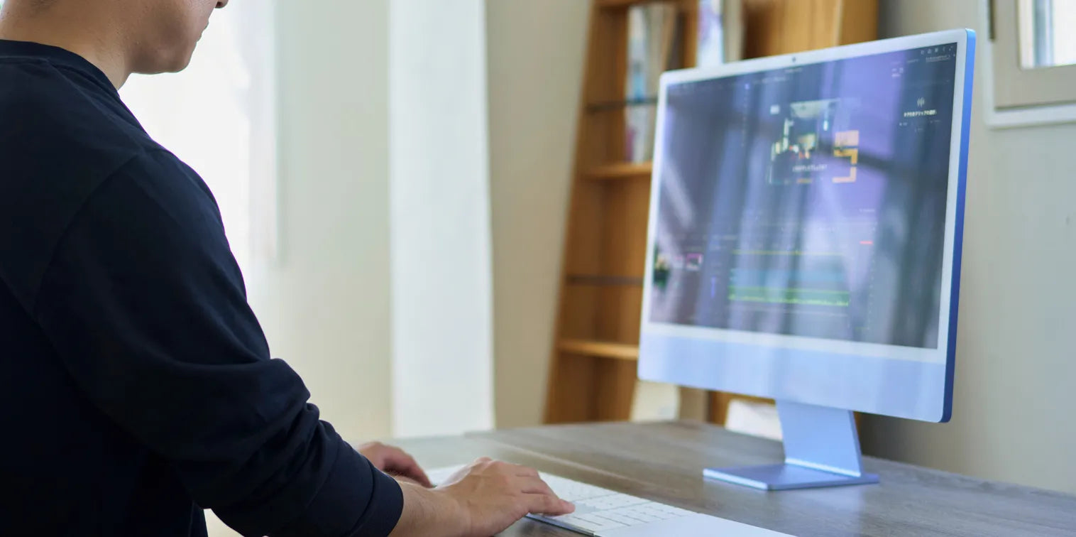 デスクで作業をする男性