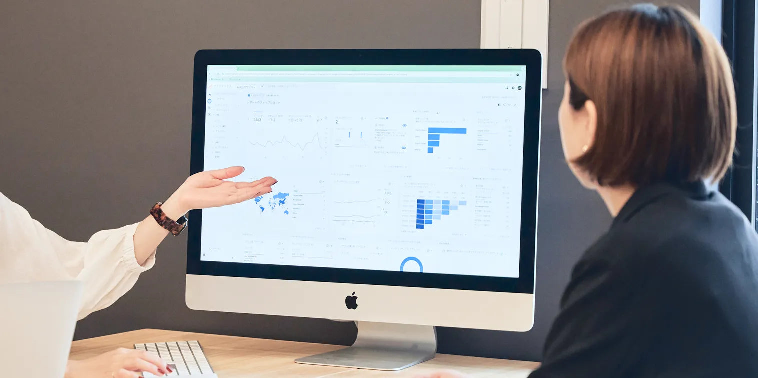 アナリティクスを見ている2人
