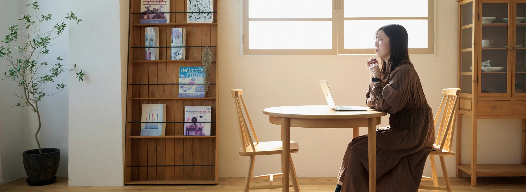女性が在宅ワークをしている様子