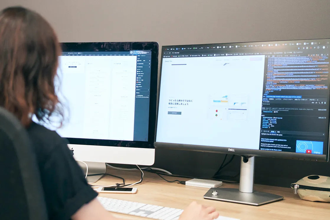 女性がプレゼンしている様子