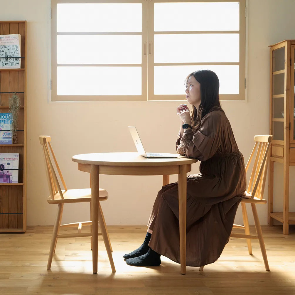 女性が在宅ワークをしている様子